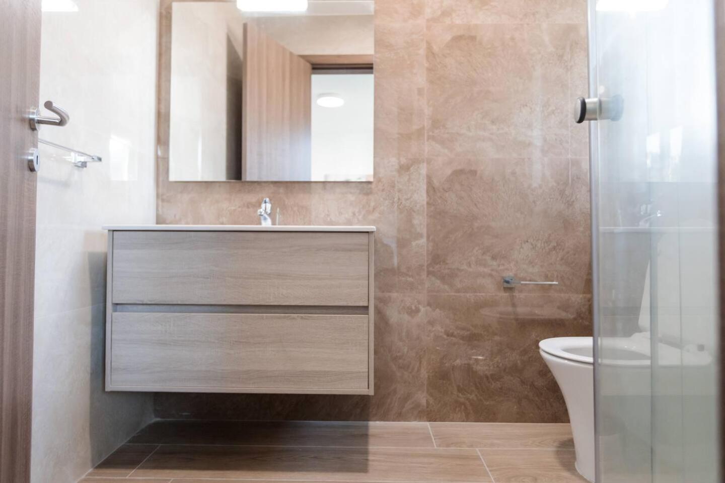 Luxe 3br Melliehabay Stunning Terrace By Homely *